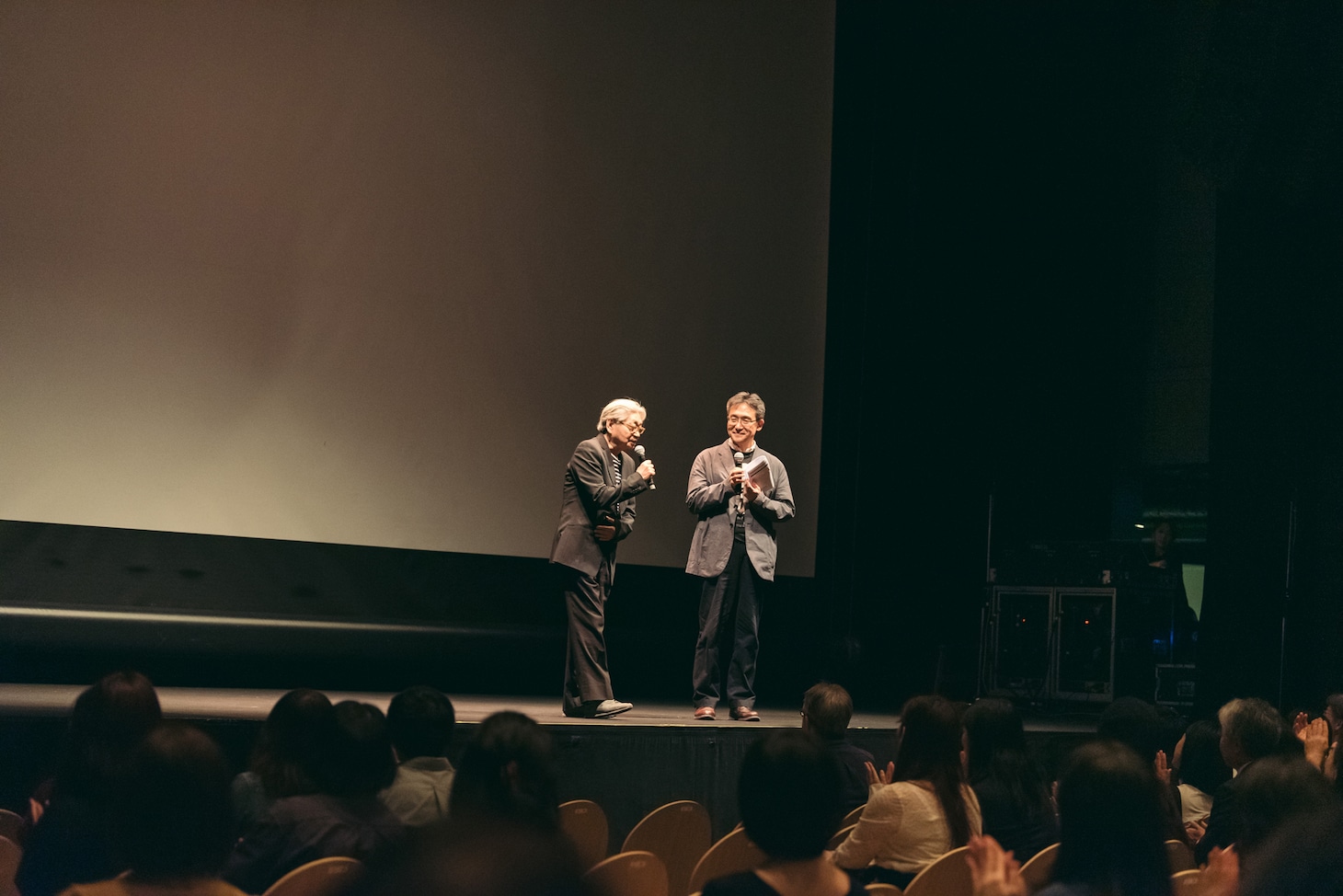 冒頭の挨拶をする細野晴臣（左）。（Photo by Miki Azuma）