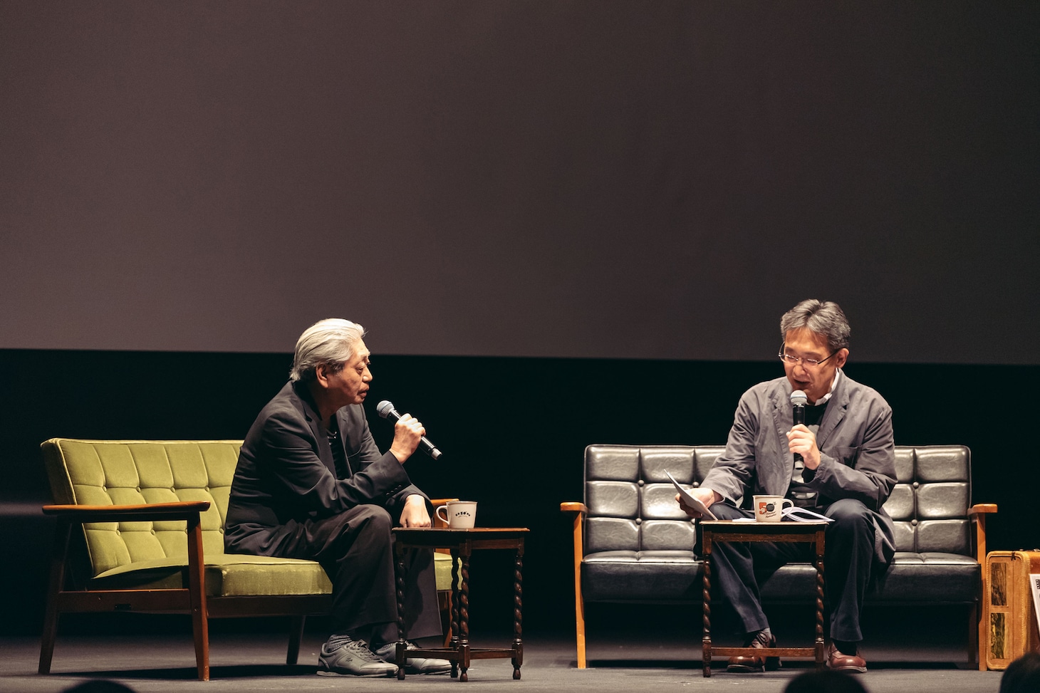 左から細野晴臣、MCの青木眞弥。（Photo by Miki Azuma）