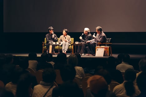 左からリリー・フランキー、安藤サクラ、細野晴臣、MCの青木眞弥。