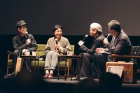 左からリリー・フランキー、安藤サクラ、細野晴臣、MCの青木眞弥。