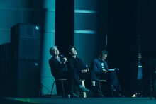 メッセージ上映を観る細野晴臣（左）とリリー・フランキー（中央）。（Photo by Miki Azuma）