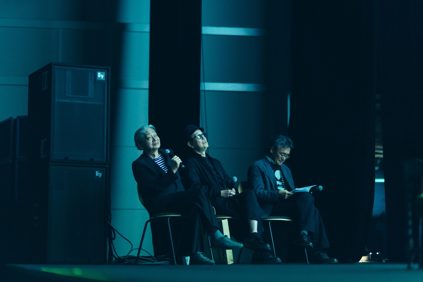 メッセージ上映を観る細野晴臣（左）とリリー・フランキー（中央）。（Photo by Miki Azuma）