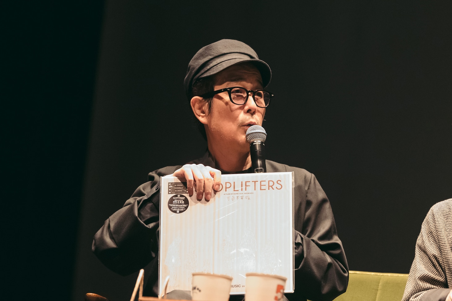 「万引き家族」のサウンドトラックLPについて話すリリー・フランキー。（Photo by Miki Azuma）