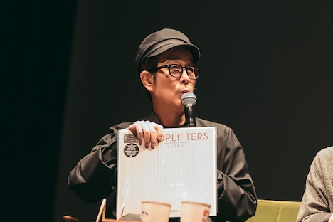 「万引き家族」のサウンドトラックLPについて話すリリー・フランキー。