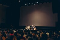 ステージ左からリリー・フランキー、安藤サクラ、細野晴臣、MCの青木眞弥。