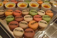 「グランメゾン東京」制作発表会見の会場に用意されたスイーツの試食コーナー。