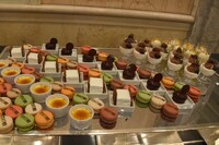 「グランメゾン東京」制作発表会見の会場に用意されたスイーツの試食コーナー。