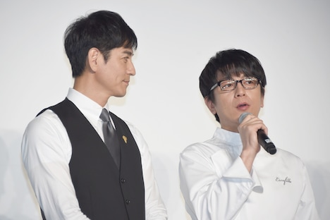 及川光博（右）を見つめる沢村一樹（左）。