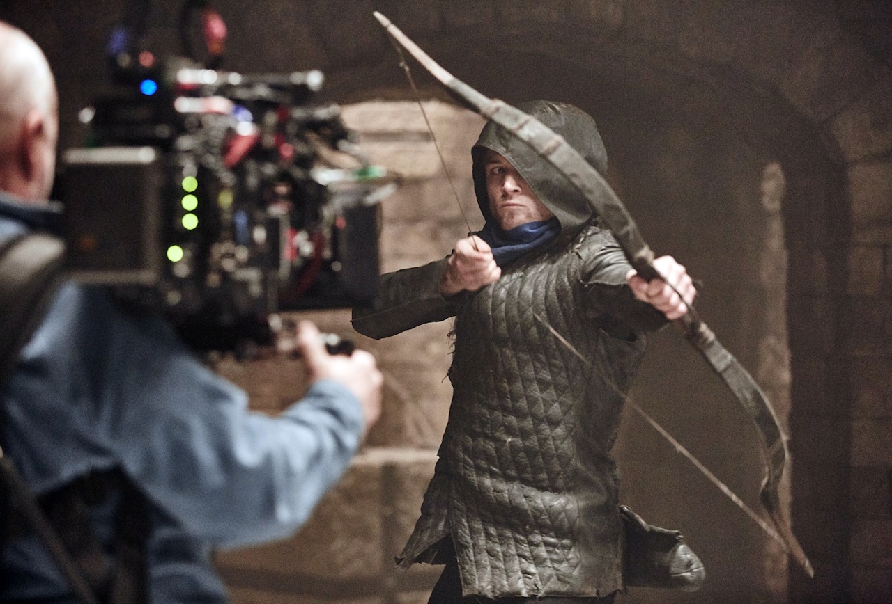 タロン・エジャトンを弓使いの師匠が称賛！メイキング収めた「フッド」特別映像