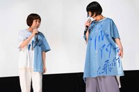 特製Tシャツを見せる夏帆（右）。