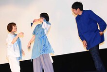 箱田優子（左）と黒田大輔（右）にからかわれ、「泣いてねーよ！」と言いながら涙をぬぐう夏帆（中央）。