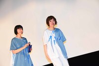 泣きながら降壇する箱田優子（右）と、夏帆（左）。