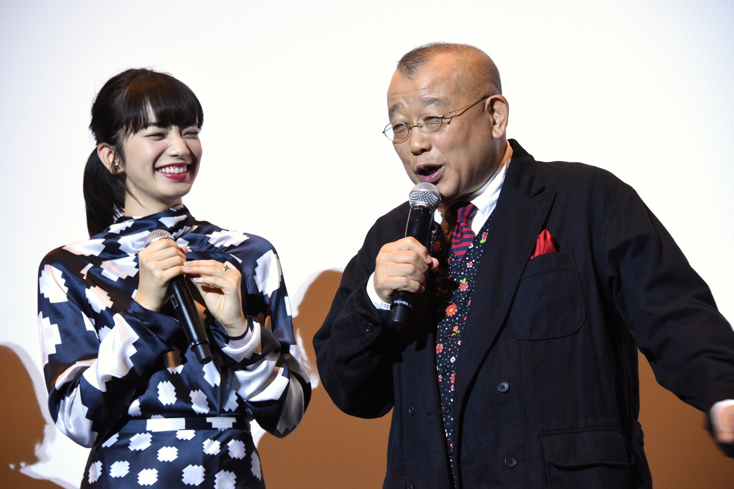 左から小松菜奈、笑福亭鶴瓶。