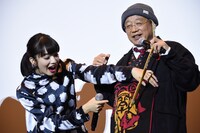 腹巻きを笑福亭鶴瓶（右）のお腹に当てる小松菜奈（左）。