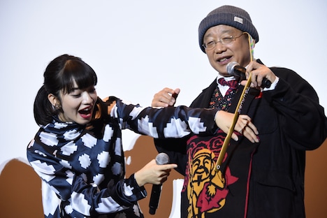 腹巻きを笑福亭鶴瓶（右）のお腹に当てる小松菜奈（左）。