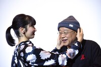 笑福亭鶴瓶（右）にニット帽を被せる小松菜奈（左）。