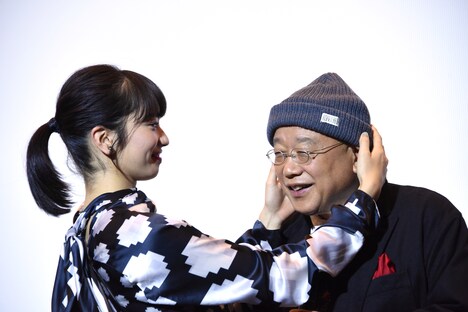 笑福亭鶴瓶（右）にニット帽を被せる小松菜奈（左）。