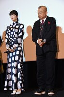 左から小松菜奈、笑福亭鶴瓶。