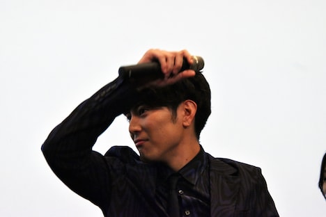 自身の匂いをチェックをする間宮祥太朗。