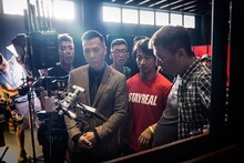 手前左からドニー・イェン、谷垣健治、カム・カーワイ。