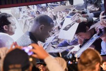 ファンサービスをするウィル・スミス。