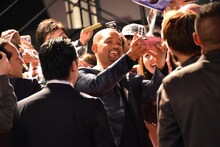 ファンと一緒にセルフィーを撮るウィル・スミス（中央）。
