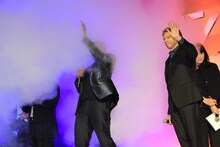 退場時のスモークを手で払うウィル・スミス（中央）。