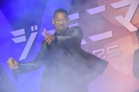 スモークと格闘するウィル・スミス。