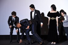 吹替キャスト陣に立ち位置を教えて上げるウィル・スミス。