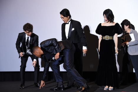 吹替キャスト陣に立ち位置を教えて上げるウィル・スミス。