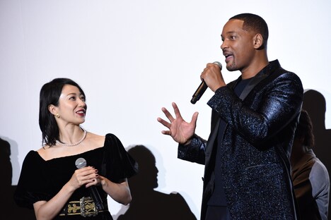 左から菅野美穂、ウィル・スミス。
