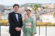 左から佐藤二朗、常盤貴子。