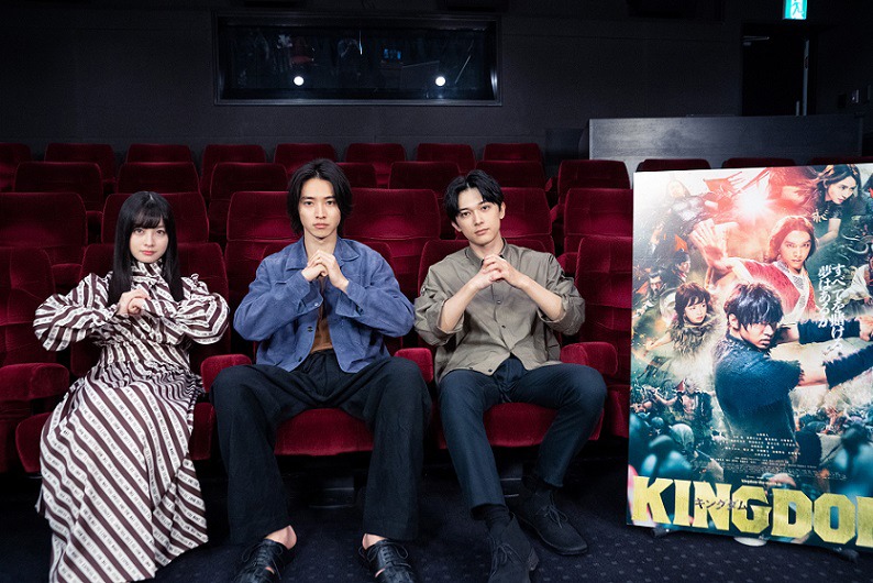 左から橋本環奈、山崎賢人、吉沢亮。