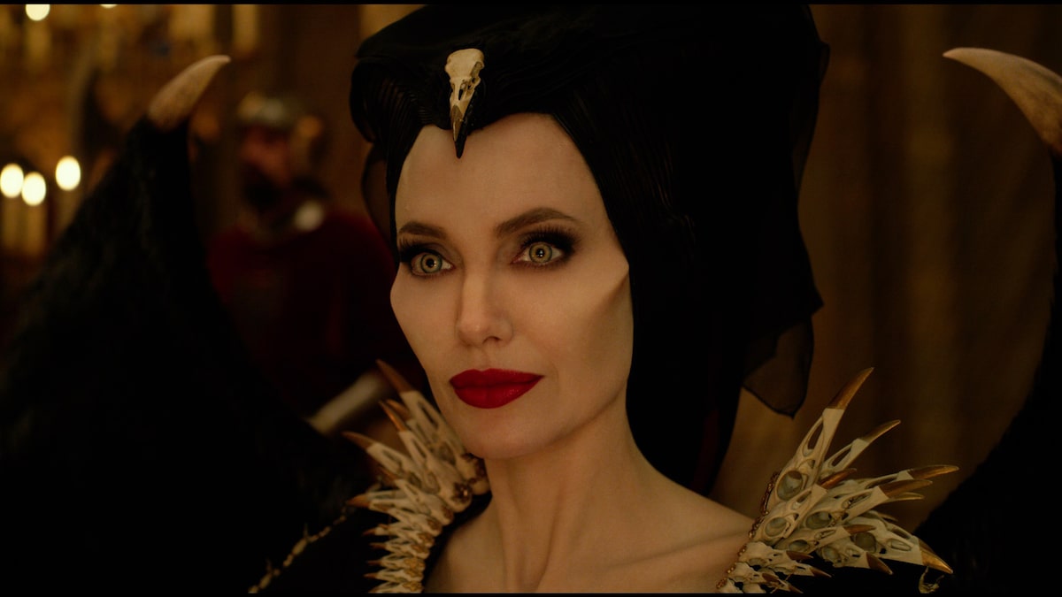 マレフィセントvs王妃のバトルシーン公開 エル ファニングも 怖かった コメントあり 映画ナタリー