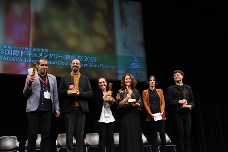 来日していた受賞監督たち。左からアラシュ・エスハギ、バフマン・キアロスタミ、ヒンドゥ・ベンシュクロン、エリザ・カパイ、テレサ・アレドンド、カルロス・バスケス・メンデス。（写真提供：山形国際ドキュメンタリー映画祭）