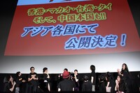 サプライズ発表に喜ぶキャスト陣の様子。