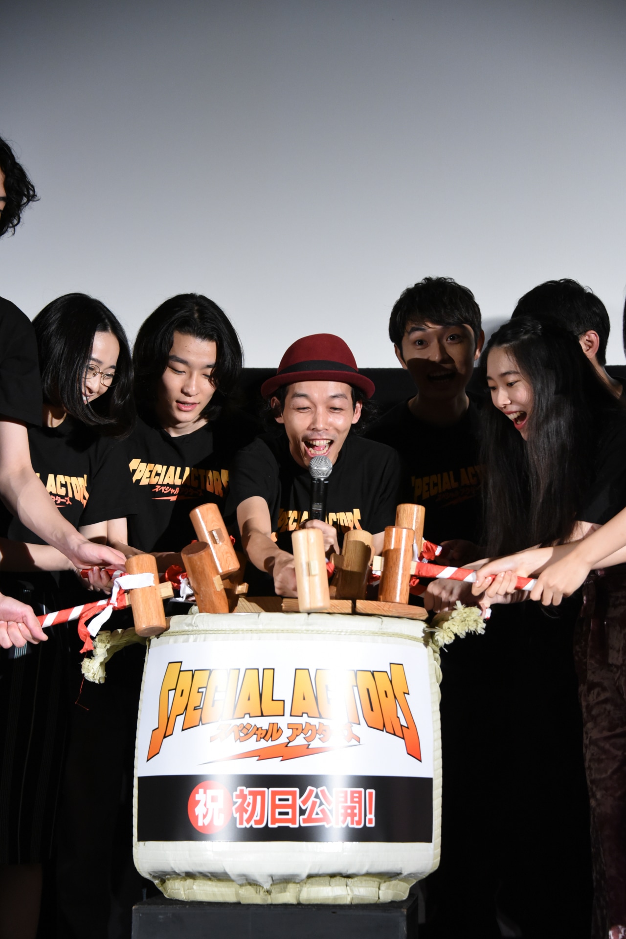 「スペシャルアクターズ」初日舞台挨拶の様子。