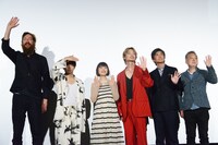 左からユップ・ベヴィン、村上虹郎、杉咲花、綾野剛、佐藤浩市、瀬々敬久。