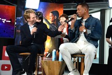 ジェリー・ブラッカイマー（左）に誤って「ウィル・リー」と紹介されてしまったウィル・スミス（右）。