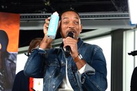 「JUST WATER! 120フレーム用です！」とCM風にアピールするウィル・スミス。