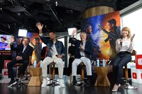 左からジェリー・ブラッカイマー、ウィル・スミス、アン・リー、バイリンガールちか。