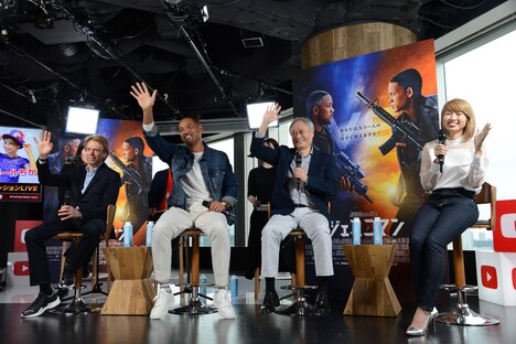 左からジェリー・ブラッカイマー、ウィル・スミス、アン・リー、バイリンガールちか。