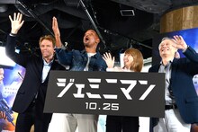 投げキッスするウィル・スミス（中央左）。