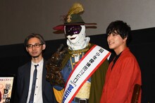 「超・少年探偵団NEO -Beginning-」舞台挨拶の様子。左から芦塚慎太郎、怪人二十面相、佐野岳。