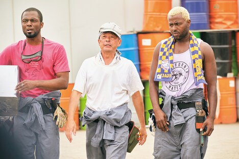 「ブラック校則」より、光石研演じる井上外志雄（中央）。