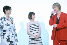 左から村上虹郎、杉咲花、綾野剛。