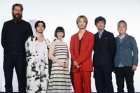 左からユップ・ベヴィン、村上虹郎、杉咲花、綾野剛、佐藤浩市、瀬々敬久。
