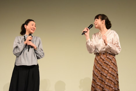 左から大島葉子、モトーラ世理奈。
