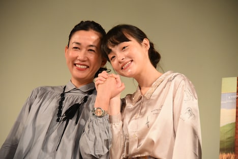 左から大島葉子、モトーラ世理奈。