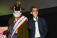 怪人二十面相（左）のコメントを伝える芦塚慎太郎（右）。